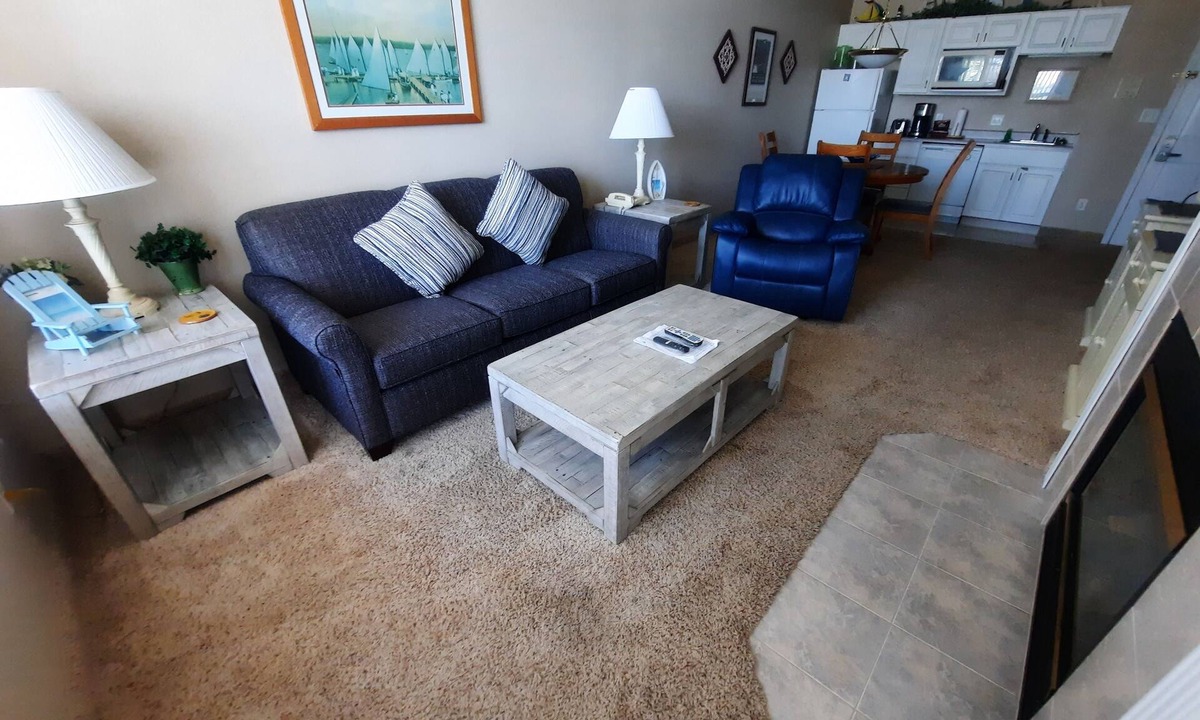 Delavan Lake Condo | 119 - Cozy One Bedroom Lake View