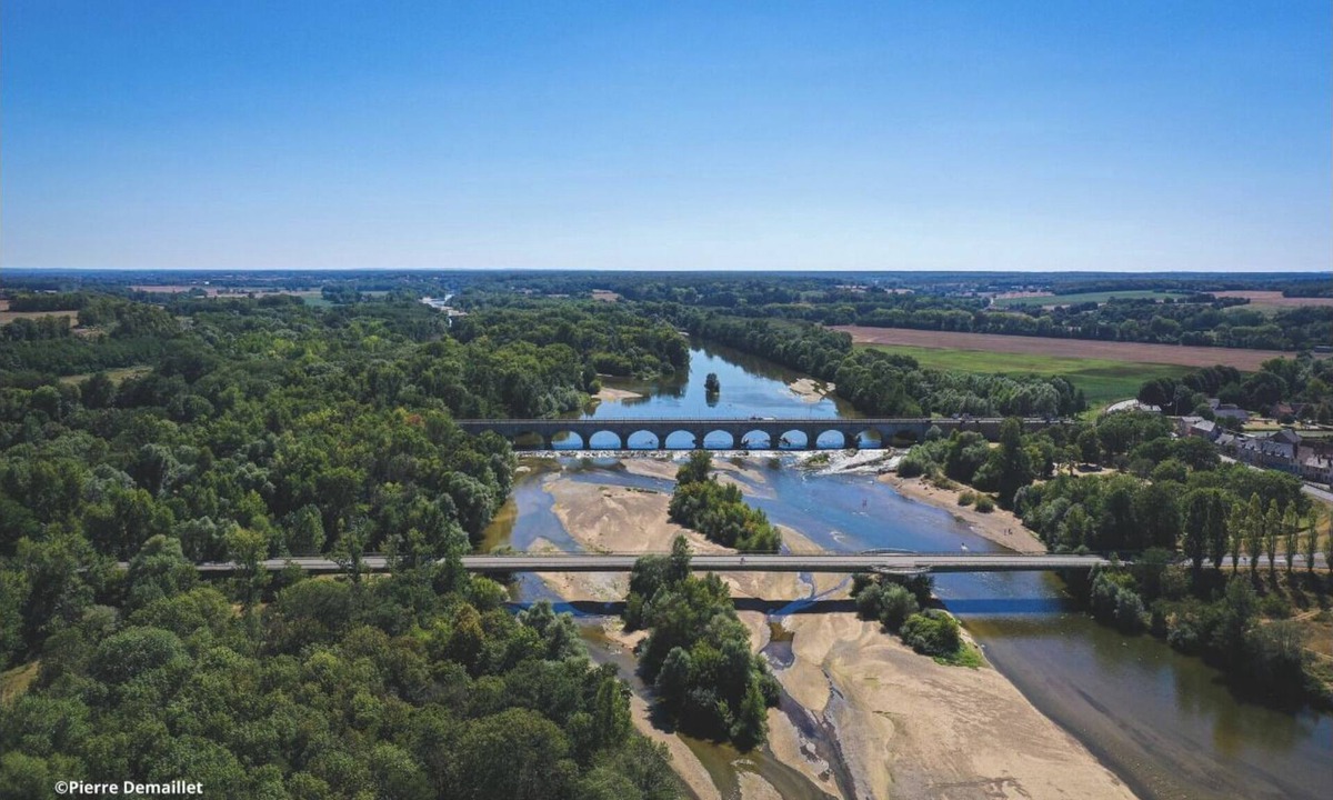 Nevers Boat Rental | 11m barge