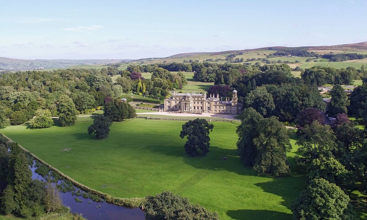 Skipton House | 11th Century Hall Sleeping 32 Guests