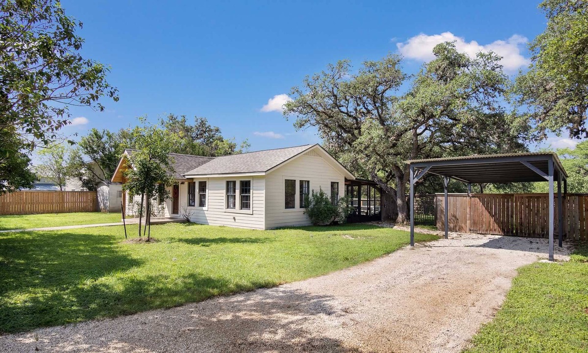 Bandera House | 11th Street River House