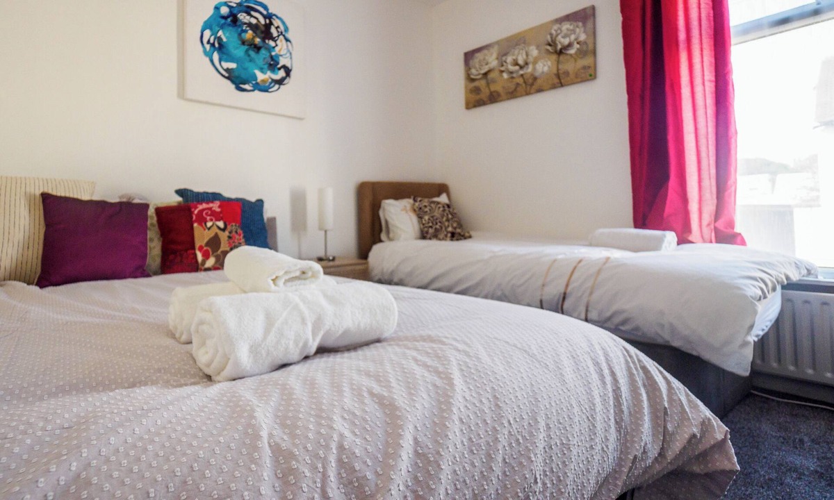 Stoke-on-Trent Apartment | 12 Cornwallis Lodge Family Room 2