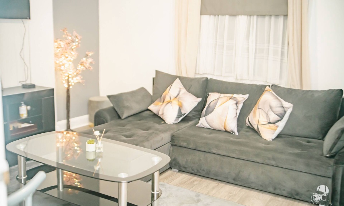 Wormholt and White City Apartment | 12% Discounted Glamorous flat in Shepherd’s Bush