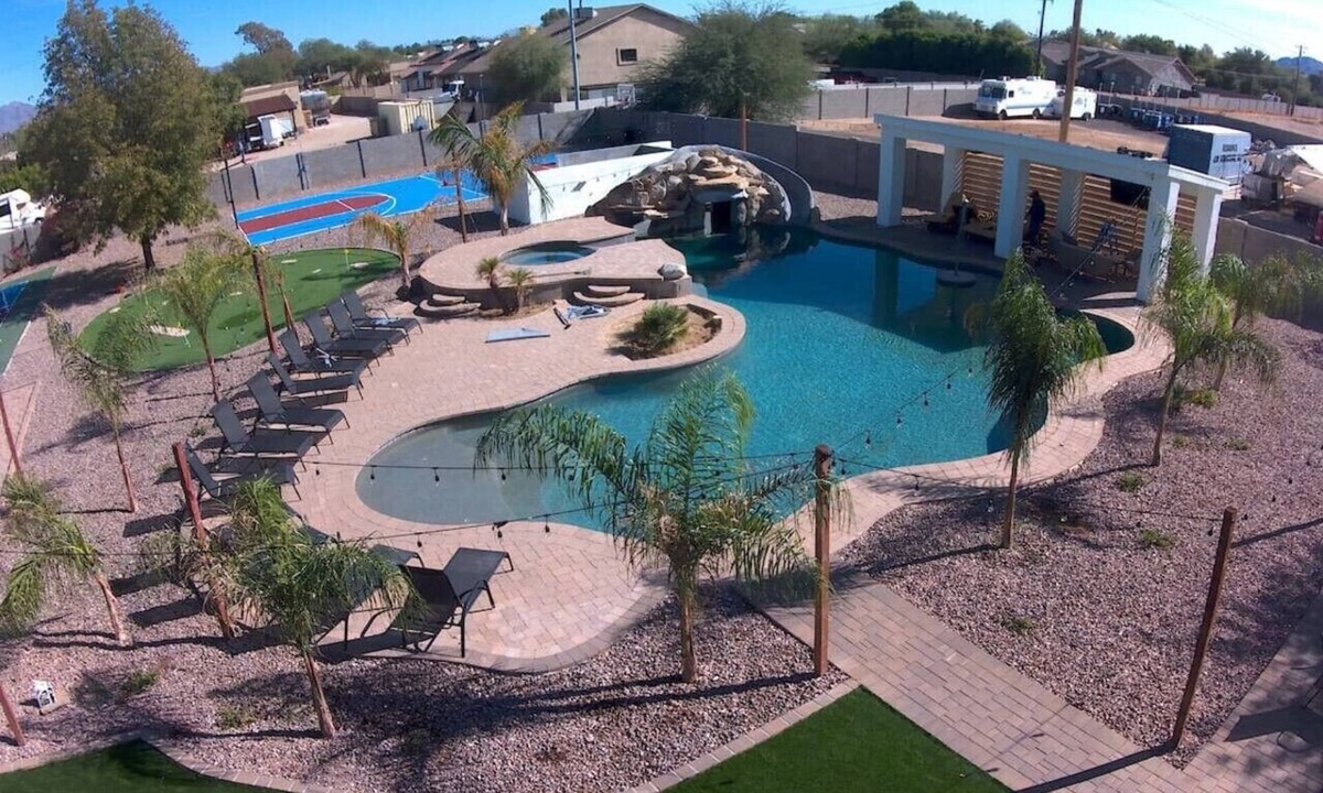 Paradise Valley Village House | 12 Large Bedrooms | Waterfall | Game Lounge