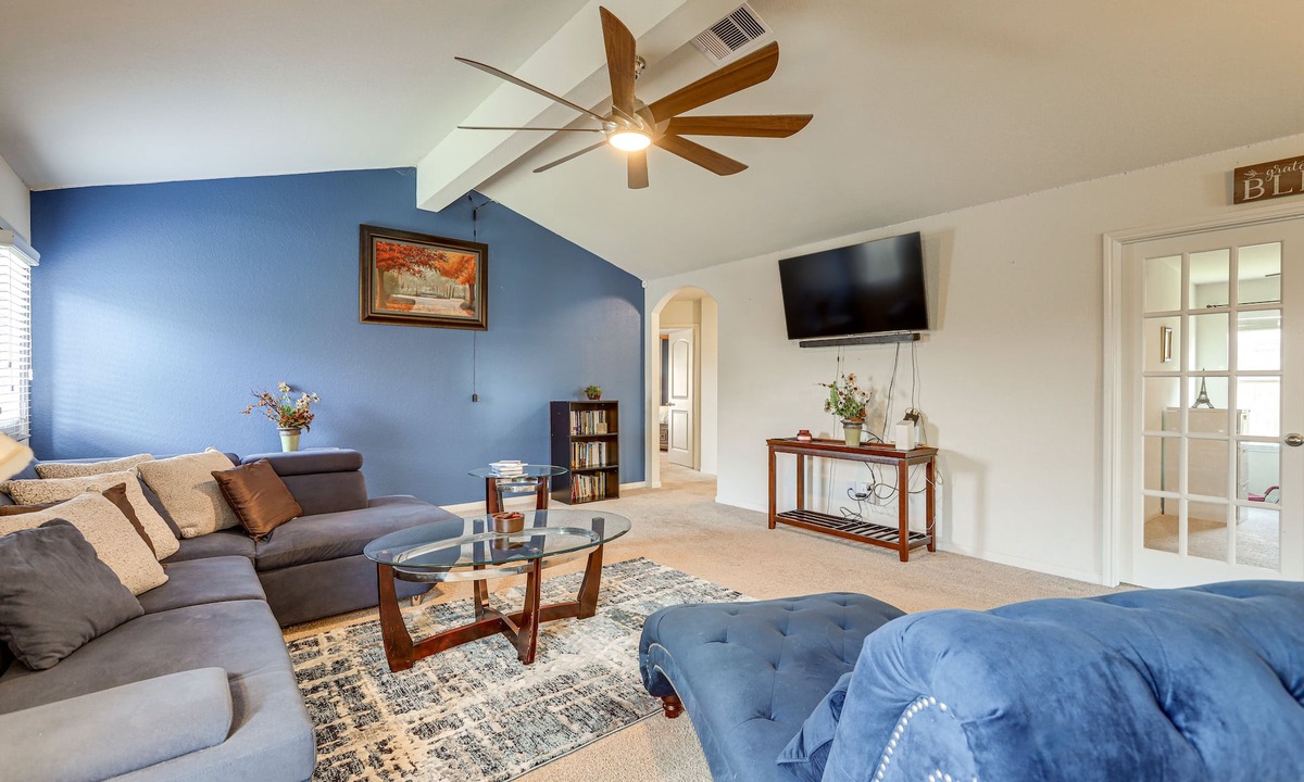 Santa Fe House | 12 Mi to Beach! Texas Gulf Coast Home w/Patio