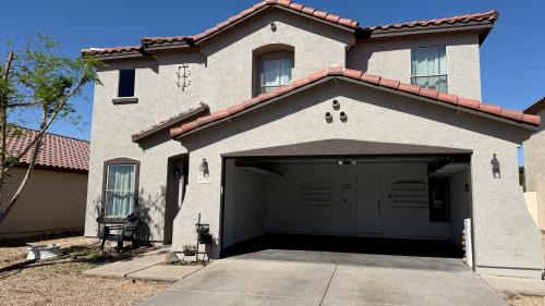 Estrella Village House | 12 min to Phoenix Raceway Perfect for Large groups &Work