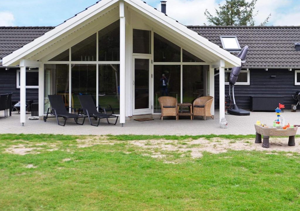 Kongsmark House | 12 person holiday home in R m