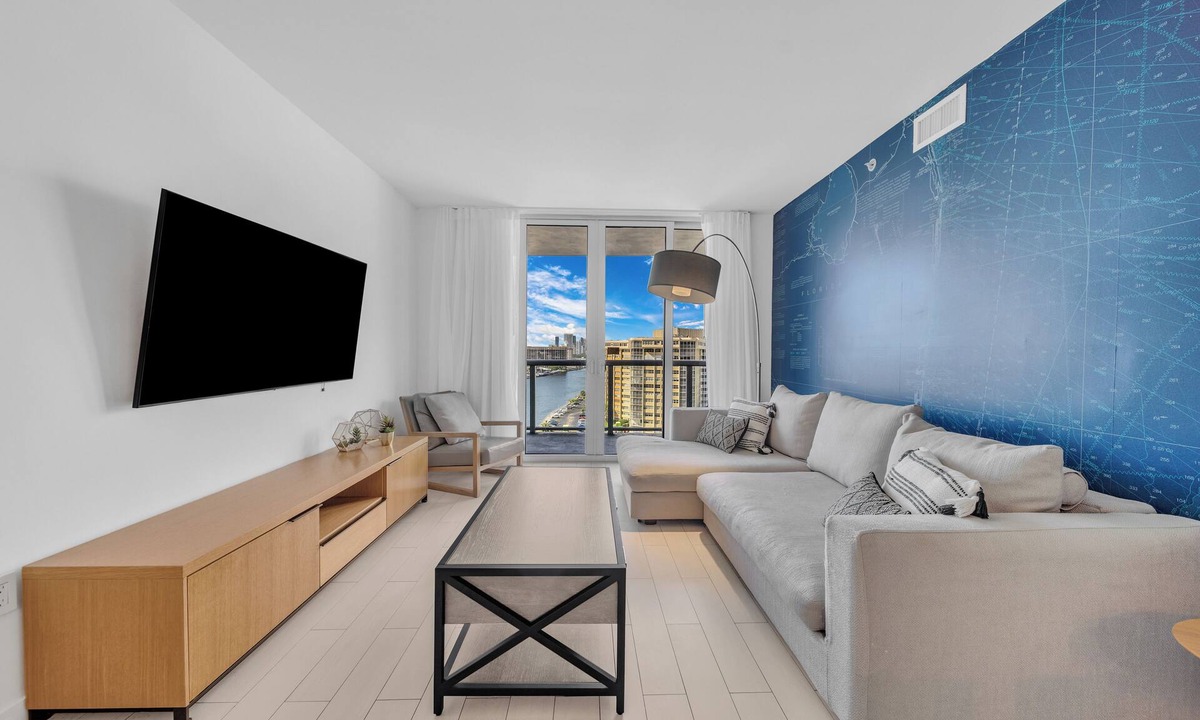 Hallandale Beach Hotel | 1209 B