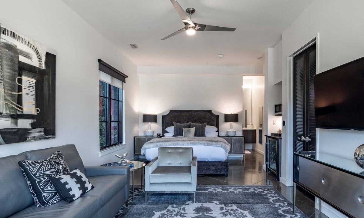 West End Hotel | 121 Hotel by AvantStay | Modern Executive Suite w/Juliet Balcony In Nashville!