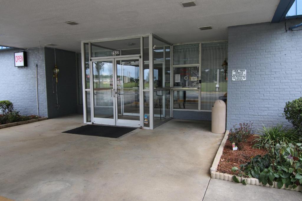 Gold Rock Hotel | 121 Motel Battleboro