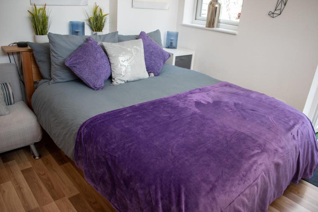 Bishop's Stortford Apartment | 121 Studio - Apartment with Kitchen, Terrace, Stansted Airport Shuttle