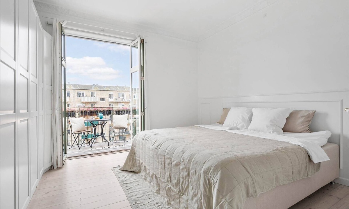 Strandvejen Condo | 125 m2 luxury in Hellerup with balcony & fireplace