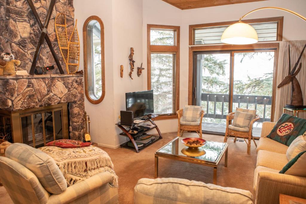 Avon House | 126 Ridgepoint Townhouse