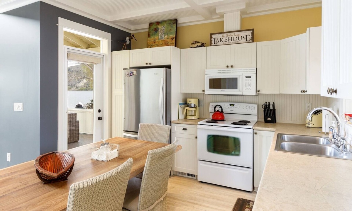 Oroville House | 129 Malarkey Lane (Beach Front)