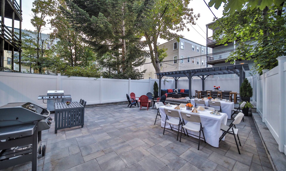 Jones Hill House | 12BR Private Compound Sleeps 35+ Backyard & Parking