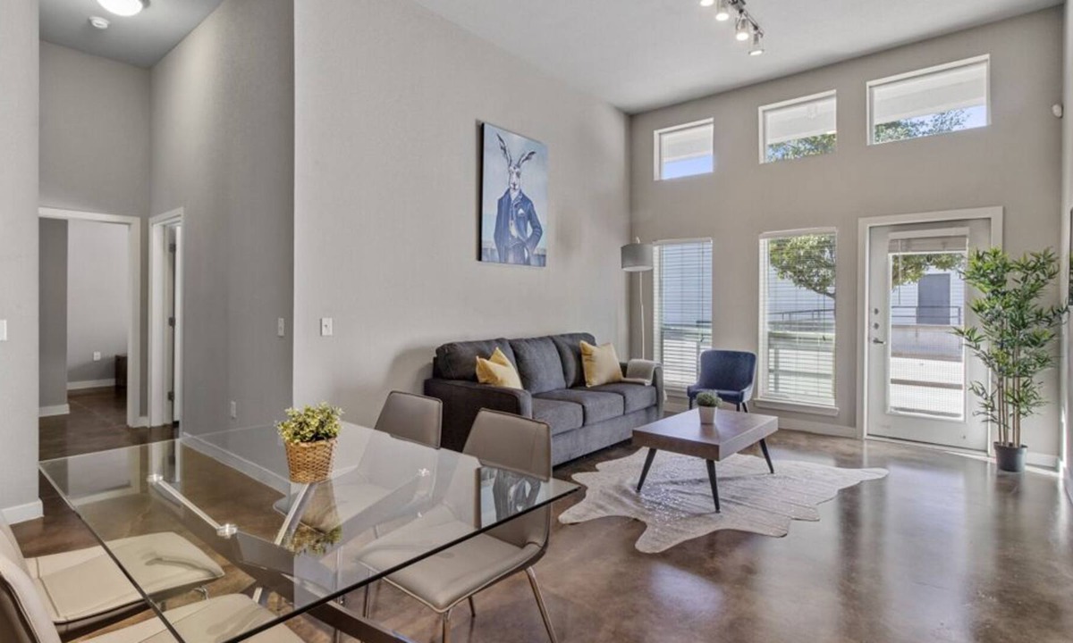 Fort Worth Cultural District Apartment | 12ft Ceilings | King Bed | Luxury Apartment