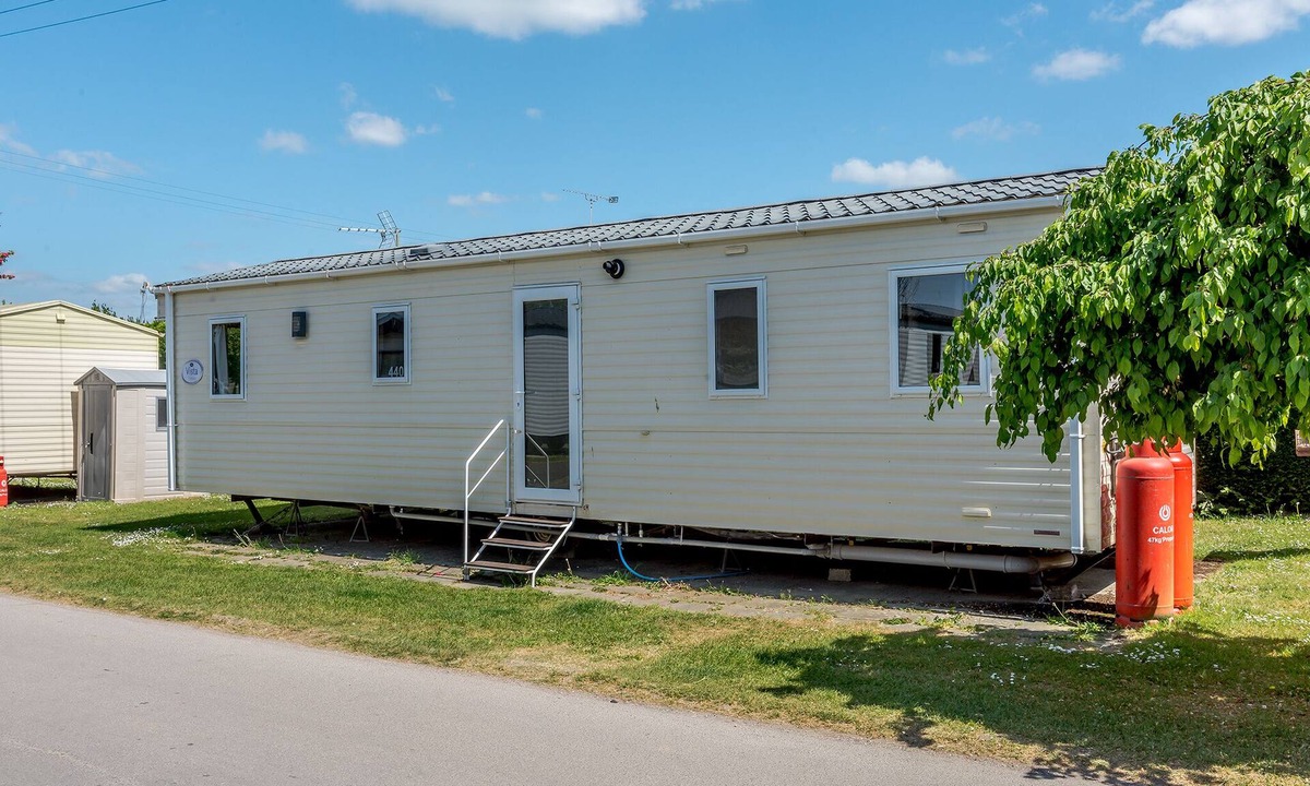 Bognor Regis House | 12ft-wide caravan with one double and two twin.