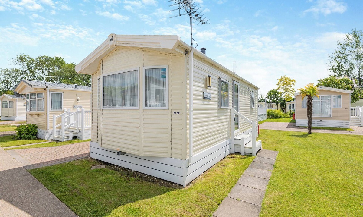 Westmarsh House | 12ft-wide caravan with one double and one twin.