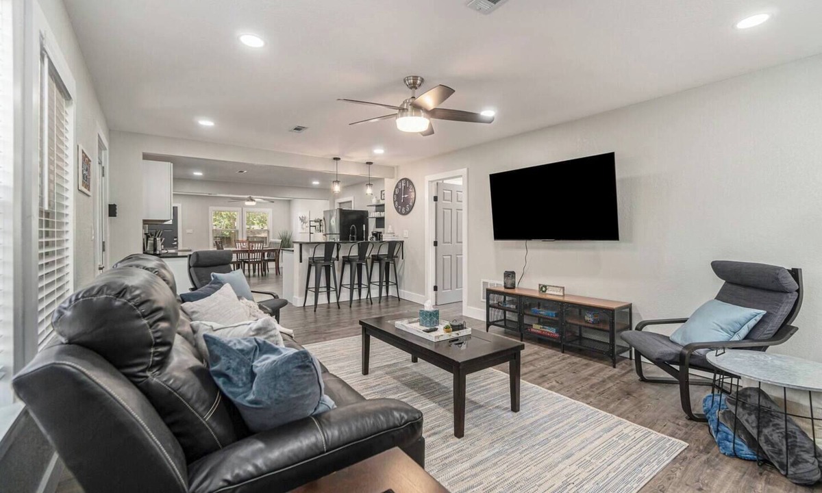 Grandview House | 12m to Belton Outdoor dining Long Stays welcome Huge fully stocked kitchen Master Suite On-site laundry Utilities included Fuller furnished Natural light Block out shades