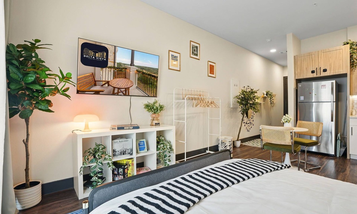 North Burnet Apartment | 12min Downtown | 6min Domain | Pool + Free Parking