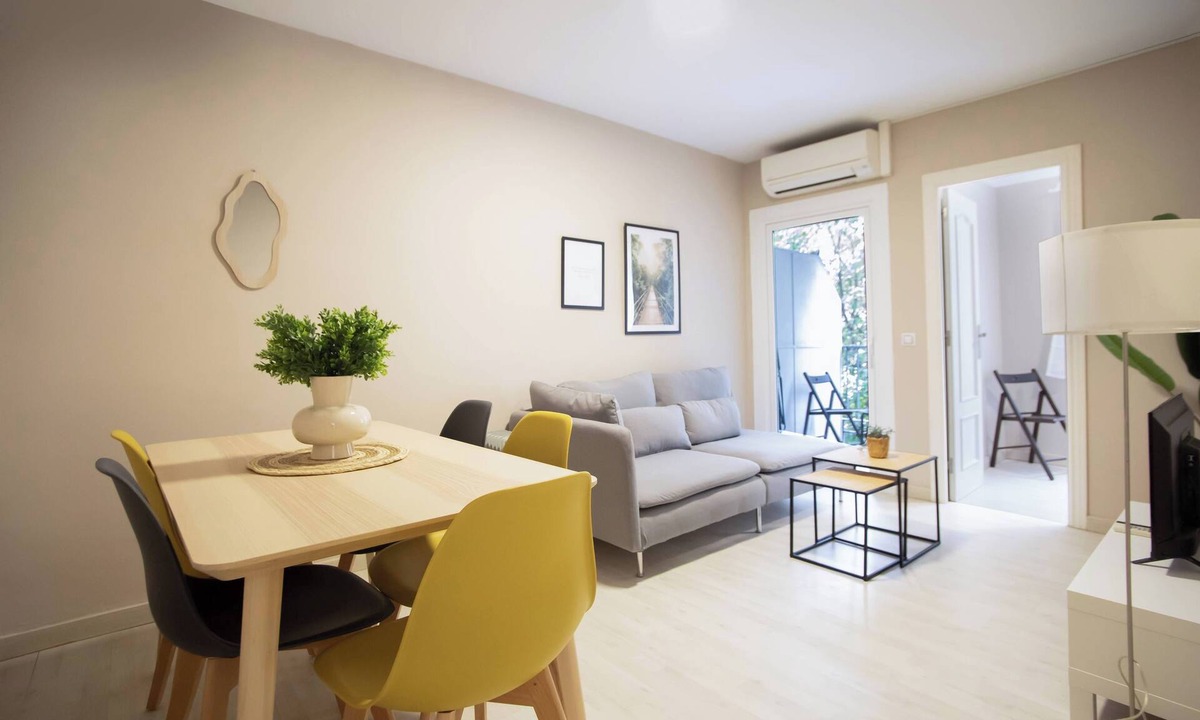 Collblanc y La Torrassa Apartment | 12TOGO1035 - Spacious Apartment near Camp Nou!