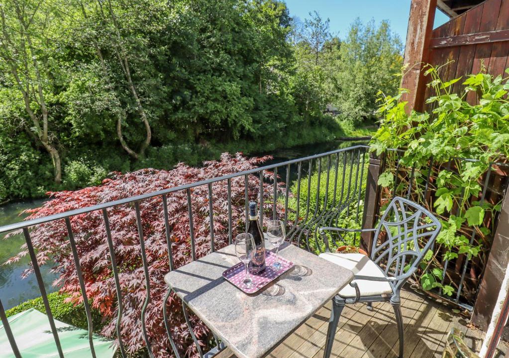 Stroud House | 13 Bowbridge Lock