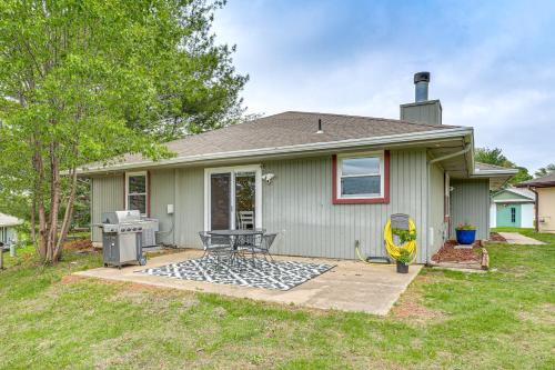 Blue Springs House | 13 Mi to Kauffman Stadium! 'Cottontail Cottage'