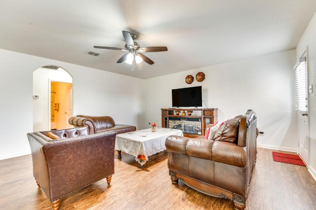Medina Valley House | 13 Mi to Lackland AFB: San Antonio Home!