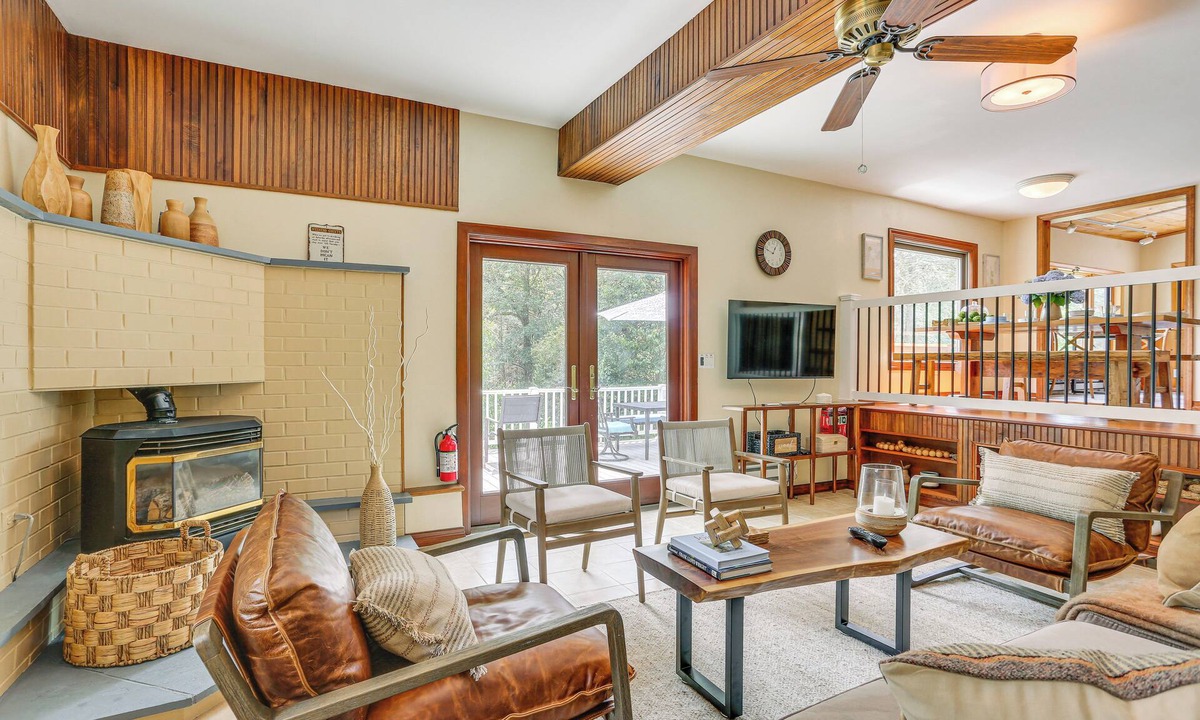 Shohola House | 13 Mi to Ski Big Bear: Updated Getaway w/Deck