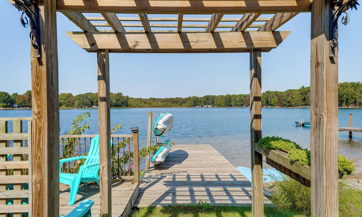 Grand Junction Cottage | 13 Mi to South Haven: Lakefront Retreat w/Dock!