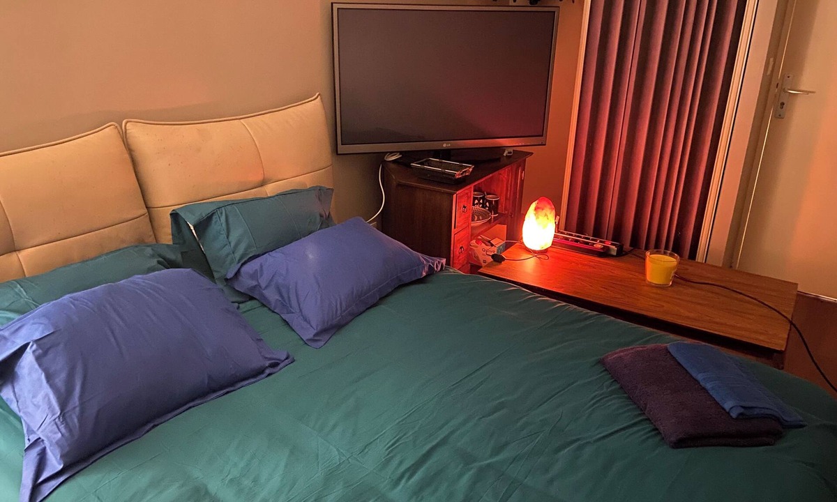 Chatillon Bed & Breakfast | 13 minutes Montparnasse, 18 minutes Champs Elysées, 20 minutes Tour Eiffel!