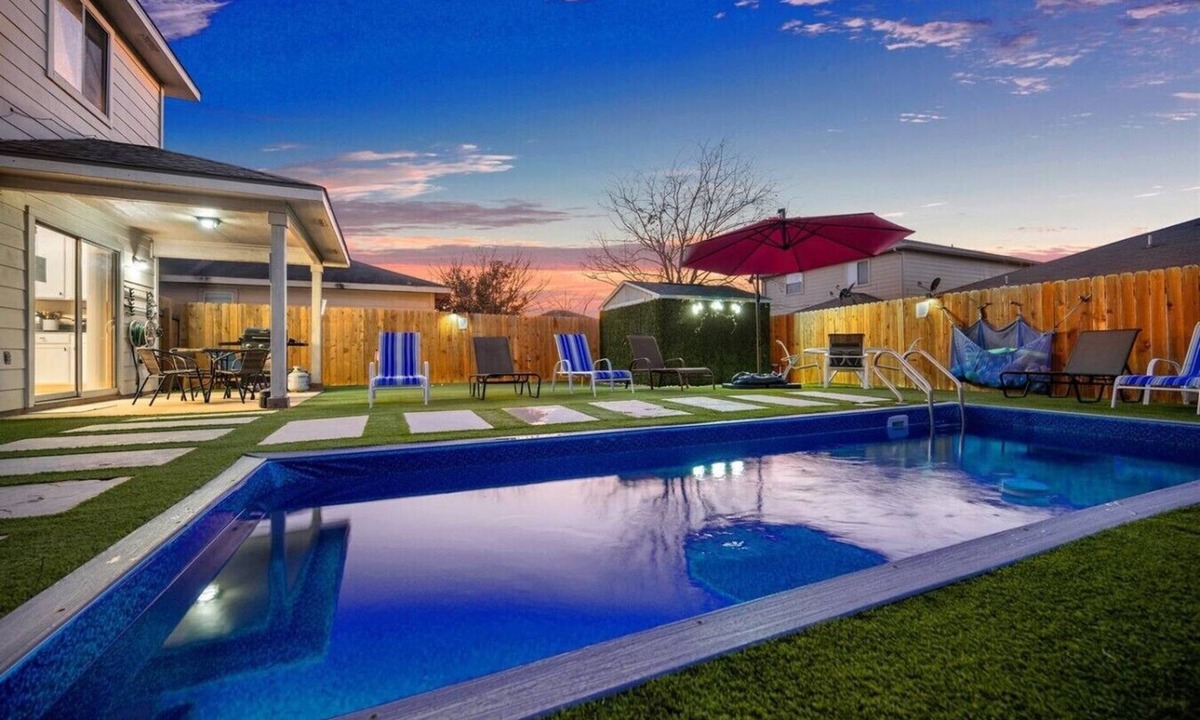 Montopolis House | 13 Separate Beds I Heated Pool I Putting Green I Grill I Cornhole I Large Groups