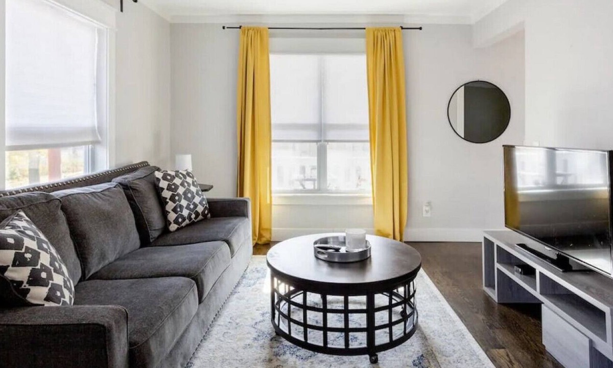 Kansas City House | 1312 E 44th St KCMO · Private Suite close to Plaza! Long term Welcome!