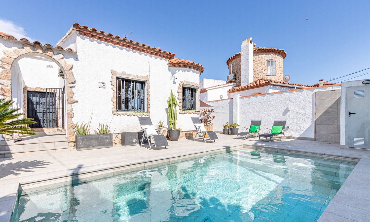 Empuriabrava Ski Chalet | 137-Empuriabrava house ground floor with pool-