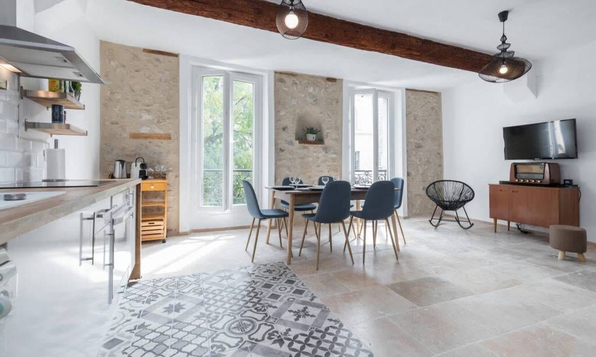 Antibes Old Town Apartment | (13c) Le marche Provencal