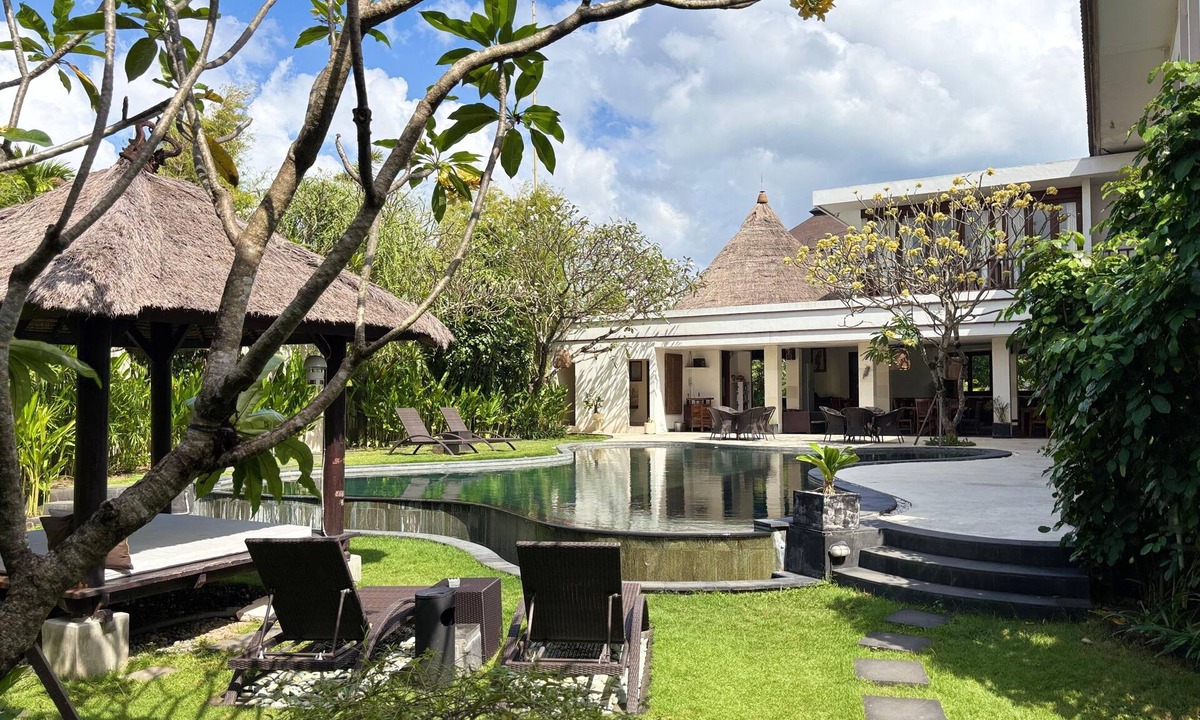 Dewi Sri Villa | 14 Bedroom Villa Riverside Legian