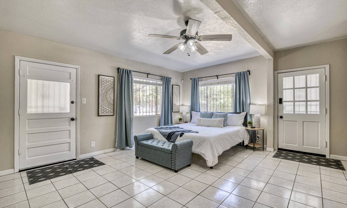 El Paso House | 🌴14 GUESTS/FULL KITCHEN/BACKYARD/5 ROOMS