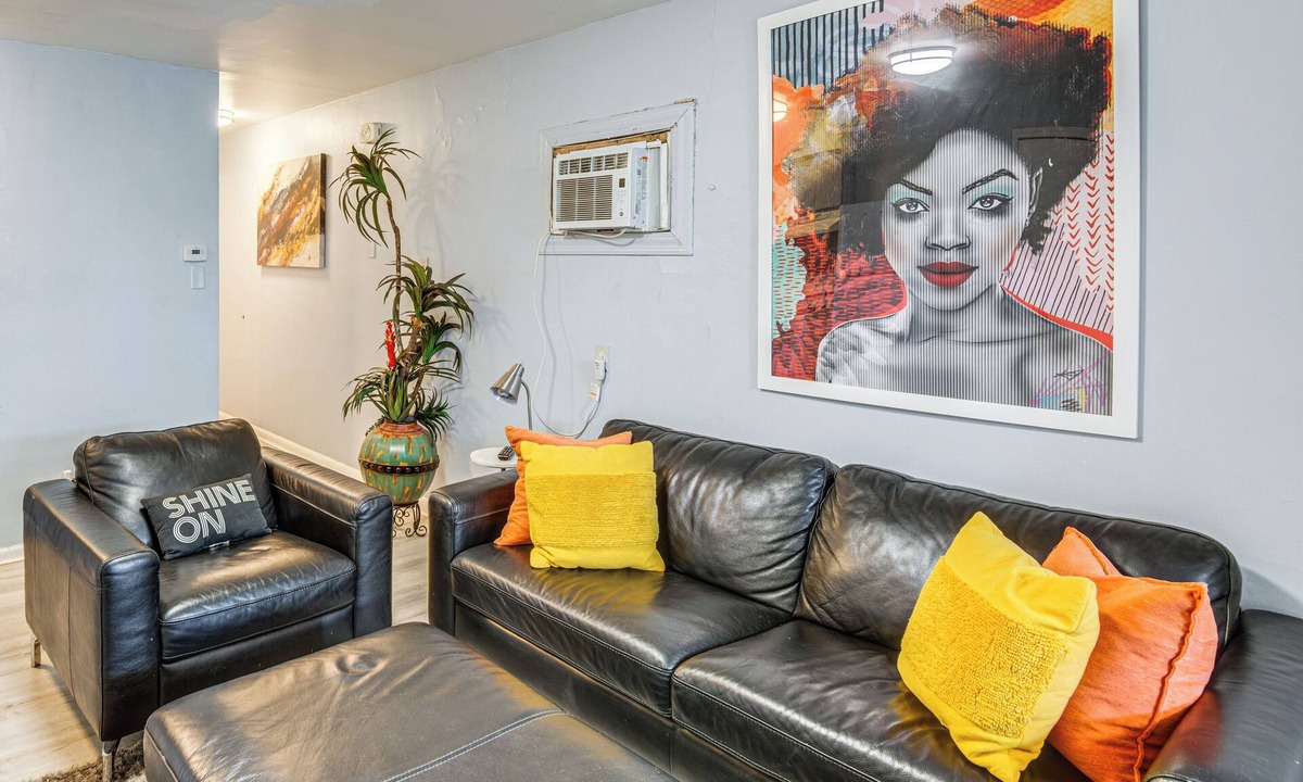 Ashburn Apartment | 14 Mi to Dtwn Chicago: Studio in Ashburn!