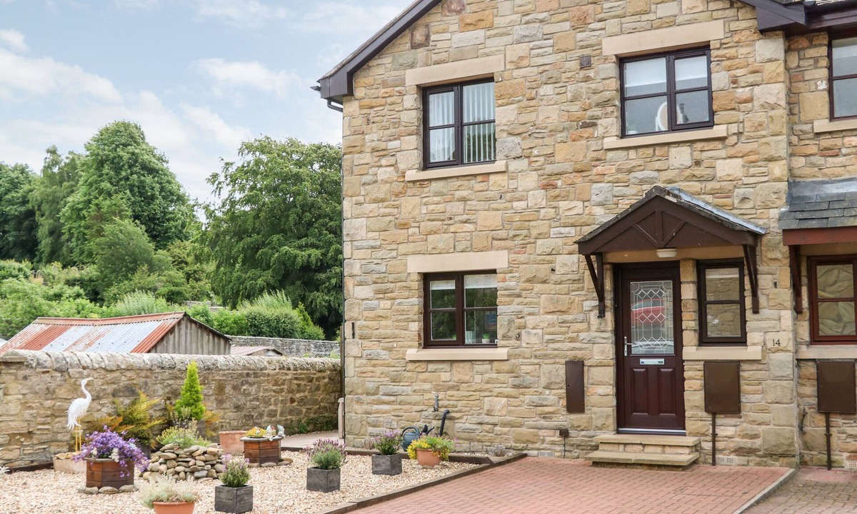 Rothbury Cottage | 14 THE MALTINGS, pet friendly, with a garden in Rothbury