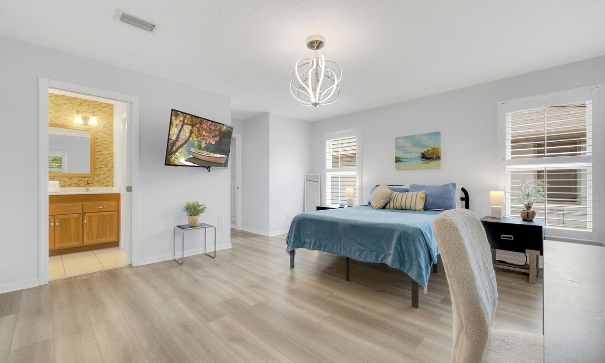 Springfield Apartment | 1413- Just Peachy, Spacious Entertaining, Arenas 1 Mile, Pet & Family Friendly