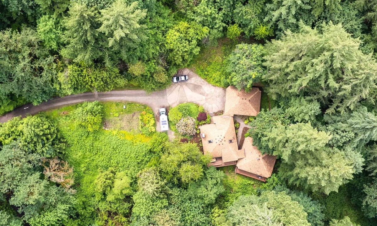 Beaverton Cabin | 15-Acre Private Forest Retreat - 5BR - 10 Min to Nike & Intel - Ample Parking