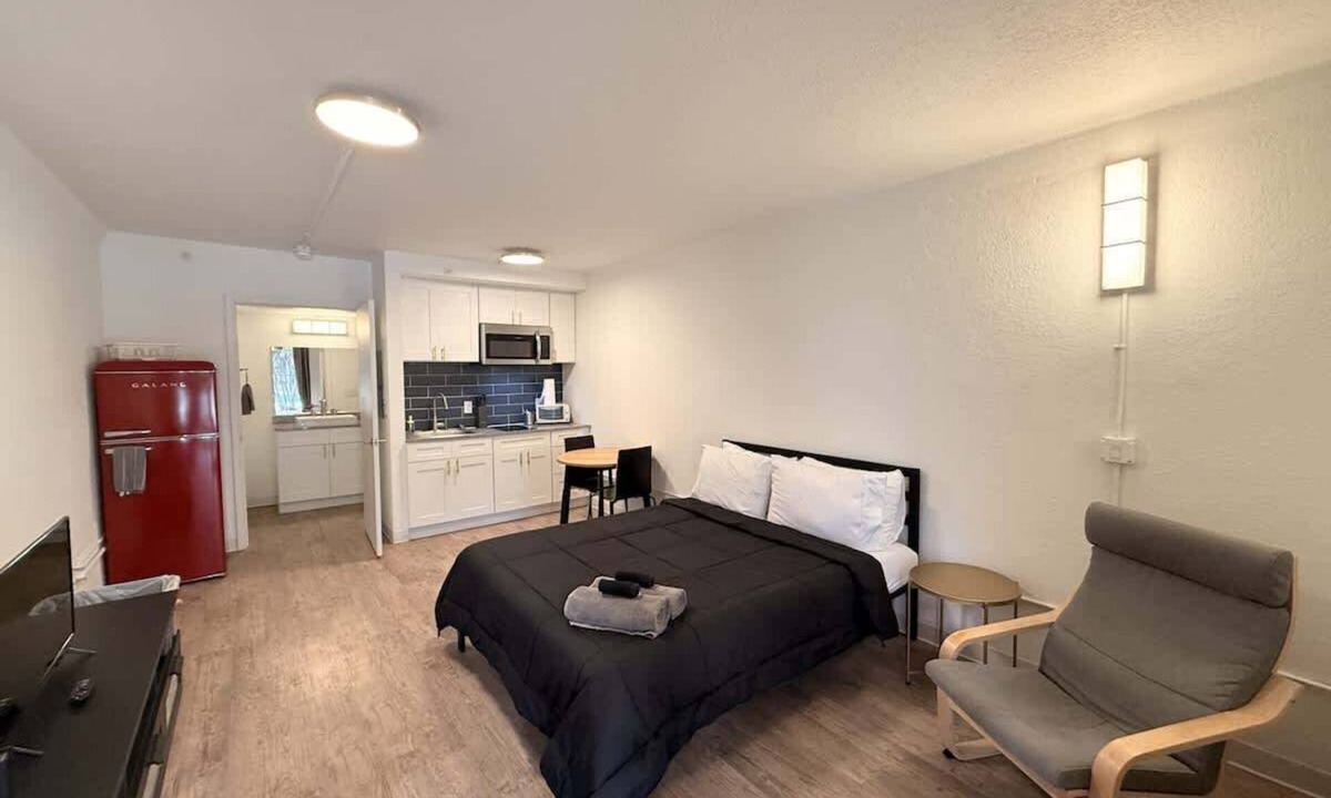 St. Johns Apartment | [15] ATX Studio: 1 Queen, Access to Gym & Laundry