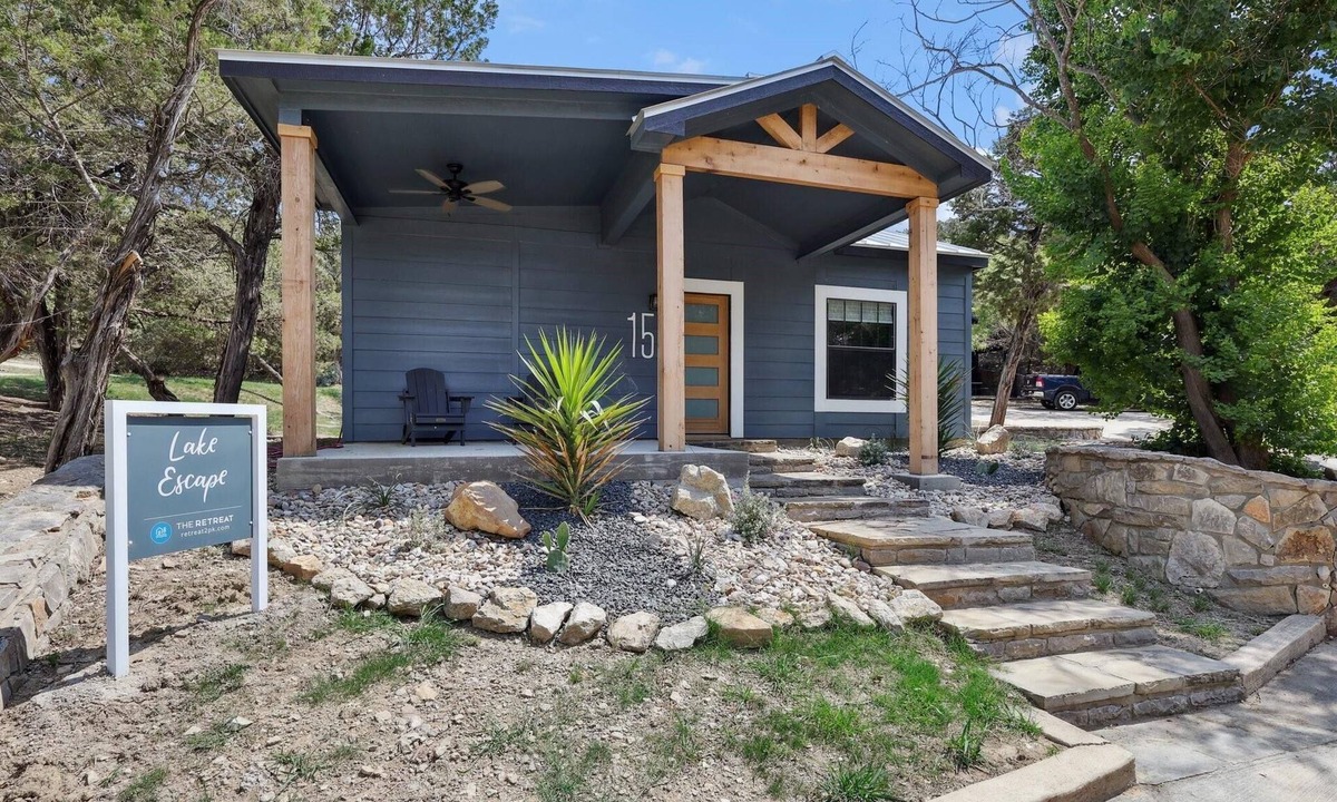 Graford Cabin | #15: Lake Escape: HOT TUB, Beach, 10 mins to Rocker B!