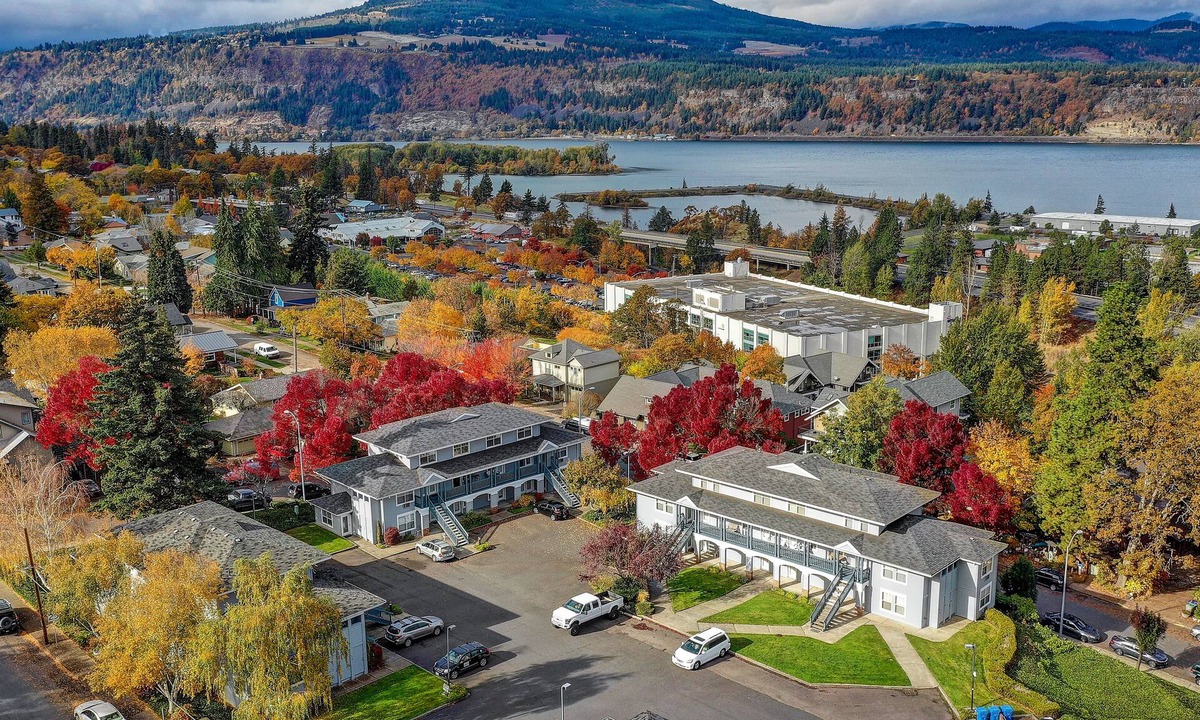 Hood River Condo | 15 Lodge Condo with Hood River Bridge View by RedAwning