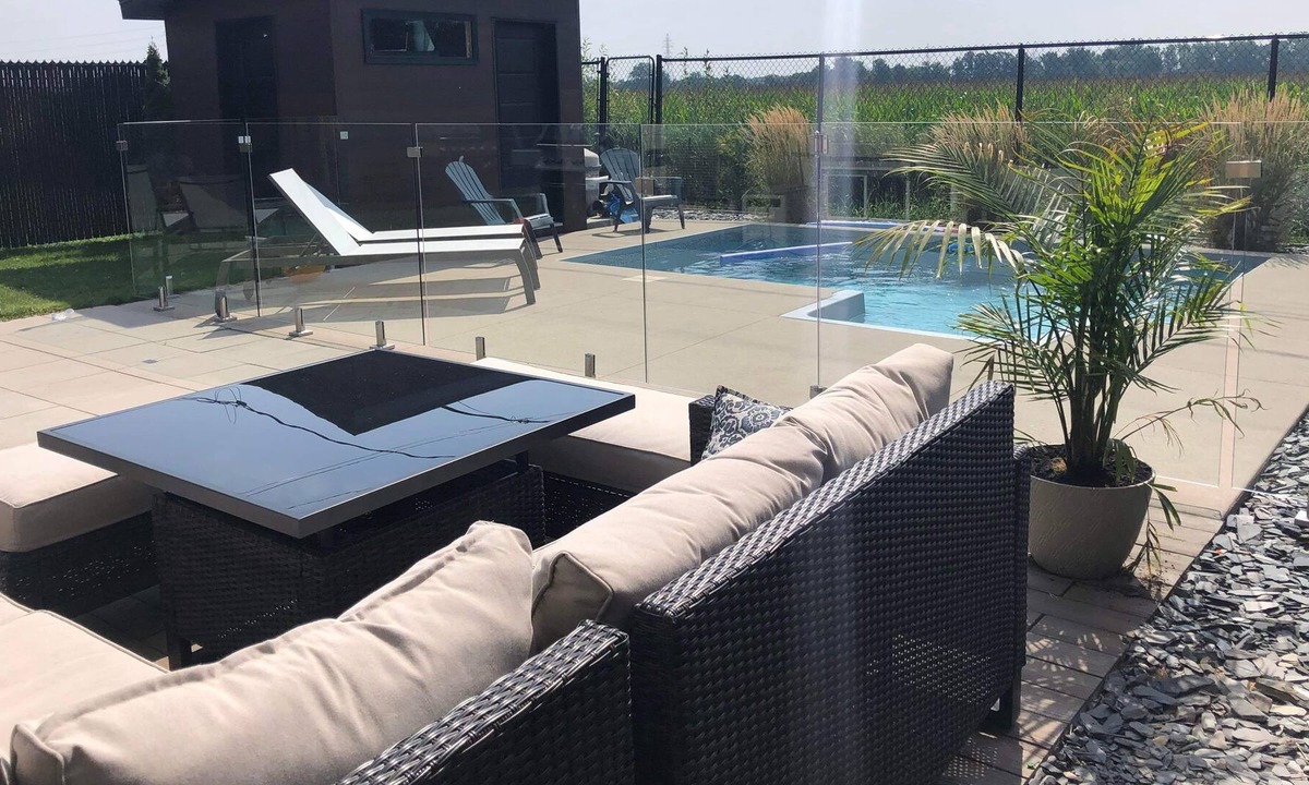 Carignan House | 15 min from dix-30, close to Montreal, quiet area with heated inground pool.