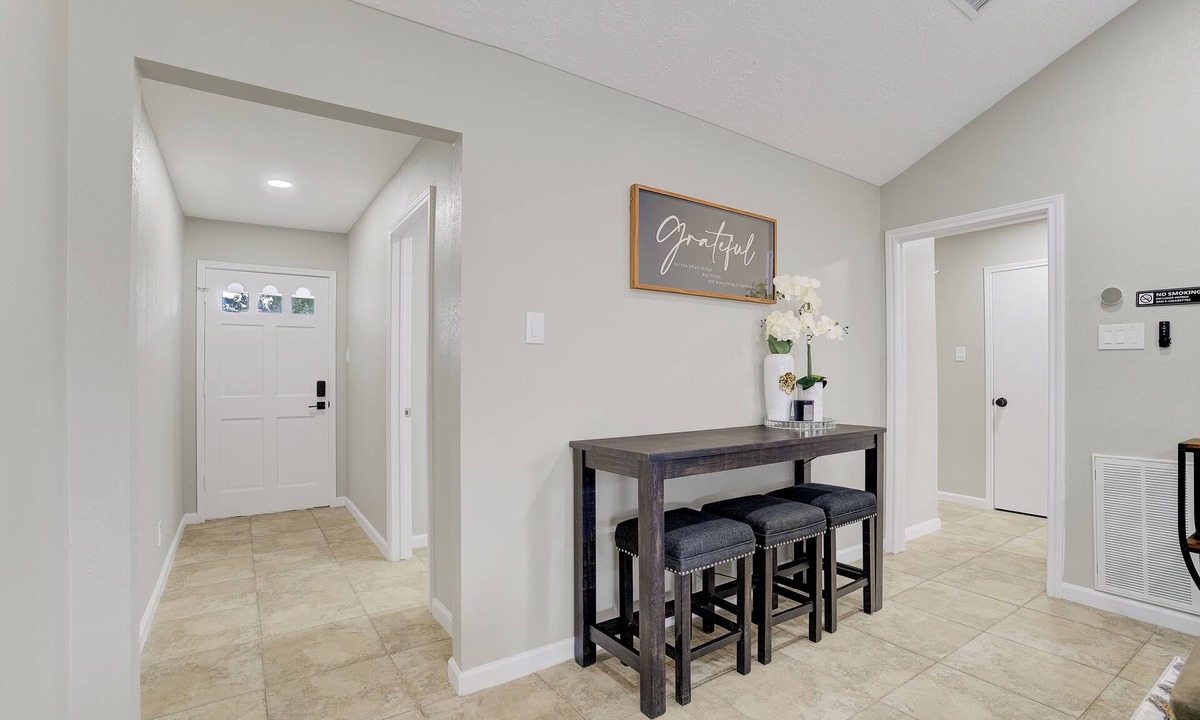 Spring House | 15 Min to airport! Cozy, Modern Home
