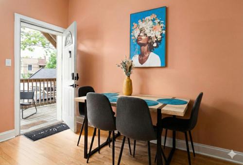 West Town Apartment | 15 mins DT HumboldtPark Gem Sleeps 8 FreePark