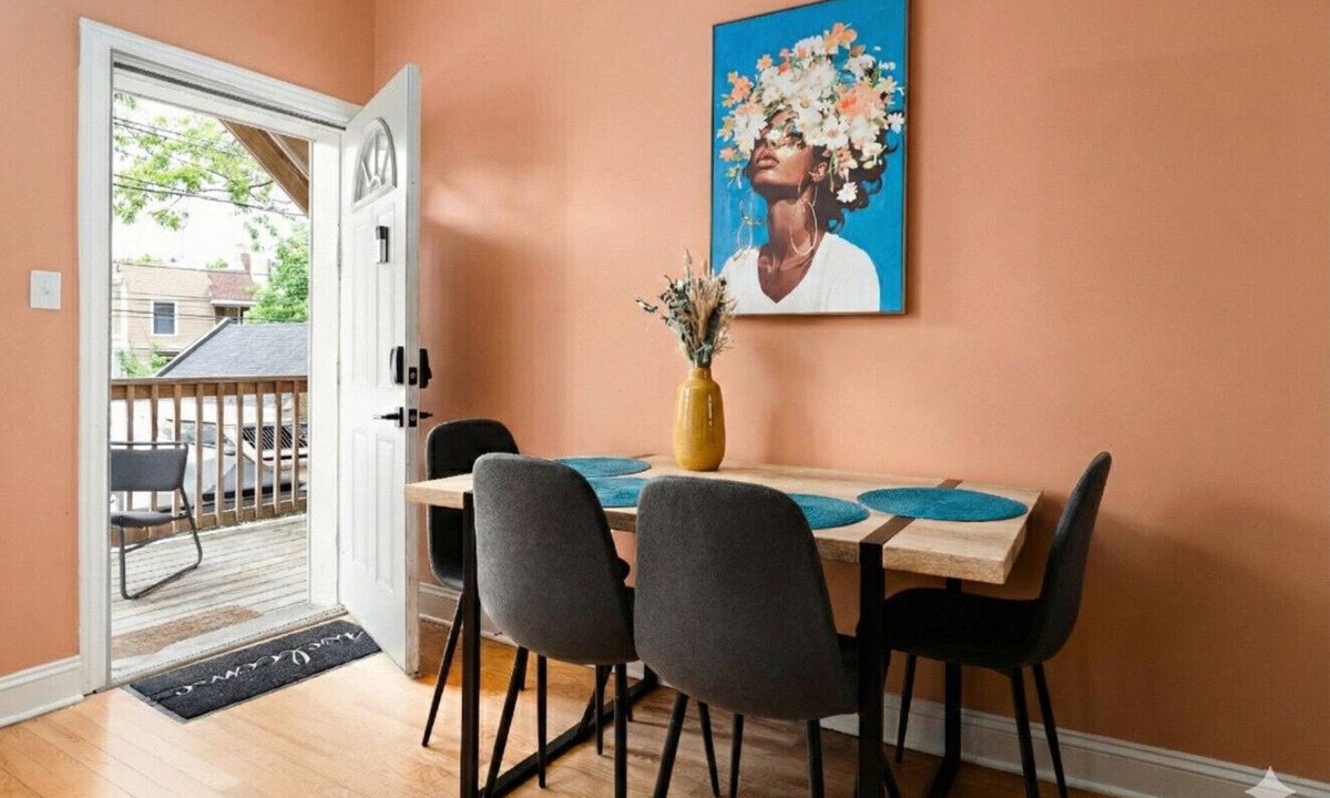 West Town Apartment | 15 mins DT| HumboldtPark Gem | Sleeps 8 | FreePark