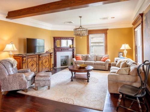 Clarion House | 15 off Spring Special Mansion Pet-Friendly