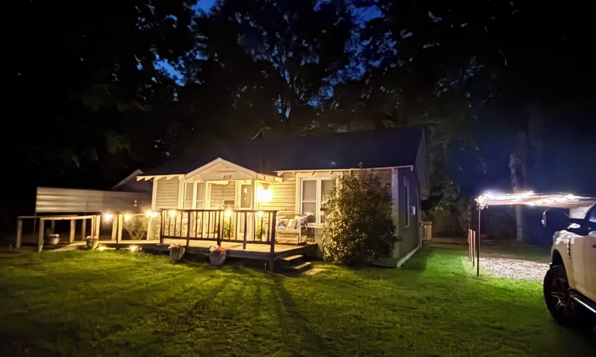 Ashdown House | 15mins to Millwood, king bed, 2 full beds, fenced yard, fire pit - The Haven