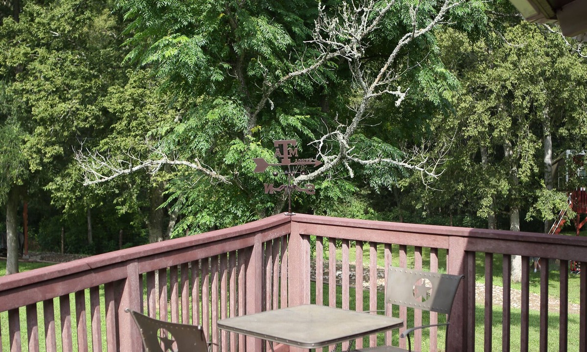 Franklin Estates House | 16 Acre Aggie Octaranch in the Bend of the Brazos River